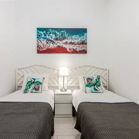 2 Bedroom Playa De Americas شقة